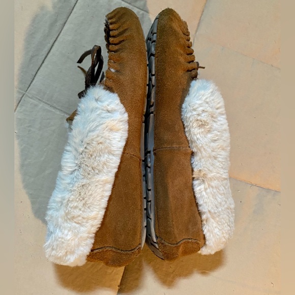 💥Tommy Bahama Fuzzy lined Leather Suede Moccasins💥 - Picture 2 of 8